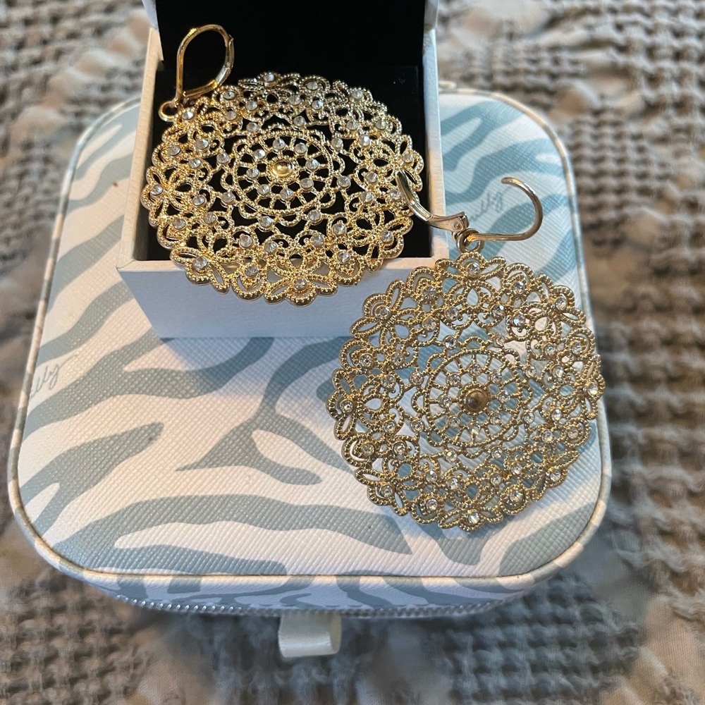 Gorgeous fashion earrings